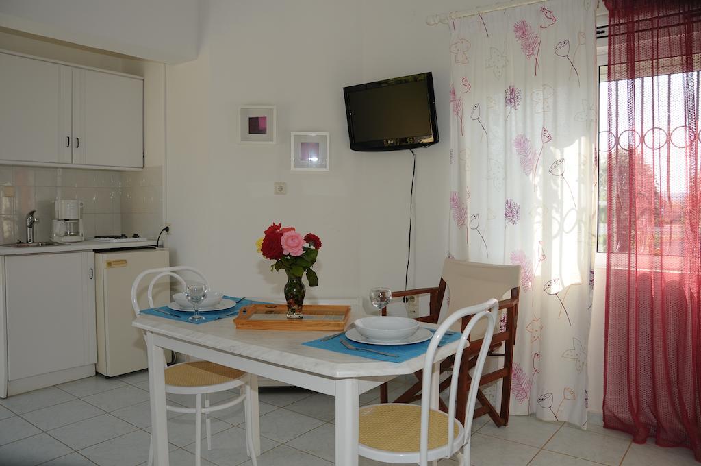 Villa Fleria Seaside Studios & Apts Йеранион Номер фото